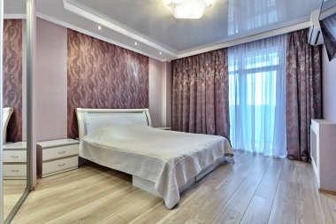 Güzel bir iç mekanı olan yatak odası.