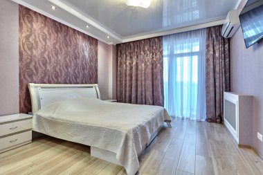 Güzel bir iç mekanı olan yatak odası.