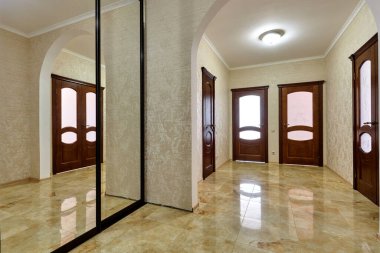 Güzel bir iç mekanı olan giriş salonu.