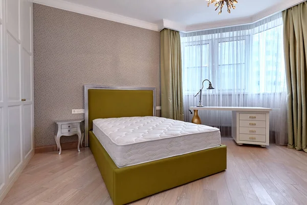 Güzel bir iç mekanı olan yatak odası.