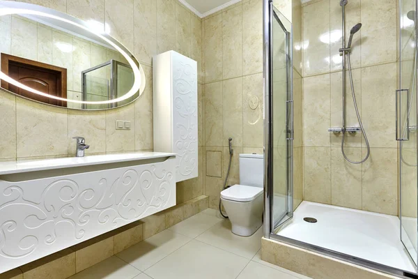 İçi güzel olan bir banyo.