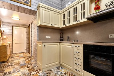 Aletleri olan bir mutfak ve güzel bir iç mekan.