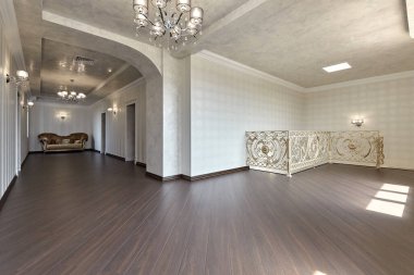 Güzel bir iç mekanı olan giriş salonu.