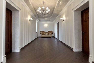 Güzel bir iç mekanı olan giriş salonu.