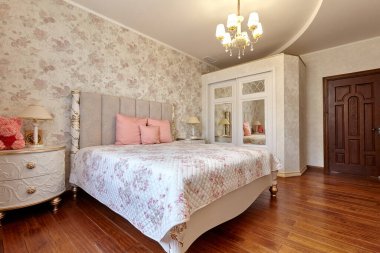 Güzel bir iç mekanı olan yatak odası.