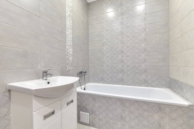 İçi güzel olan bir banyo.