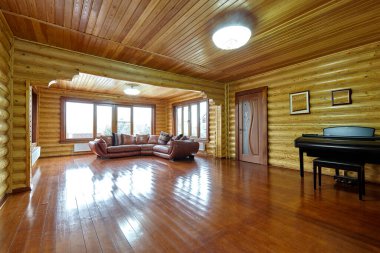 Güzel bir iç mekanı olan oturma odası.