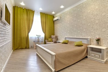 Güzel bir iç mekanı olan yatak odası.