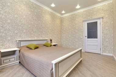 Güzel bir iç mekanı olan yatak odası.