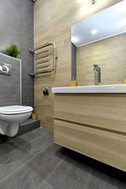 İçi güzel olan bir banyo.