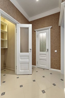 Güzel bir iç mekanı olan giriş salonu.