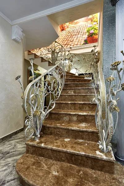 錬鉄製の手すり付きの階段 — ストック写真