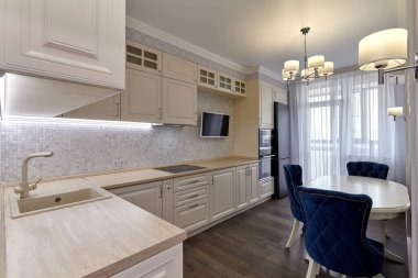 Aletleri olan bir mutfak ve güzel bir iç mekan.