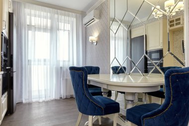 Aletleri olan bir mutfak ve güzel bir iç mekan.