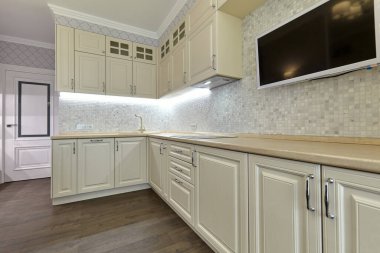 Aletleri olan bir mutfak ve güzel bir iç mekan.