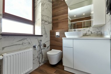 İçi güzel olan bir banyo.