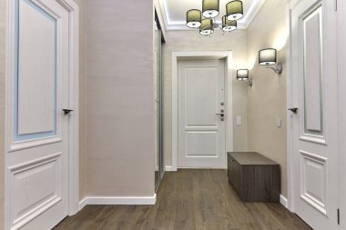 Güzel bir iç mekanı olan giriş salonu.