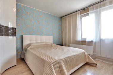 Güzel bir iç mekanı olan yatak odası.