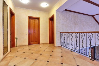 Güzel bir iç mekanı olan giriş salonu.