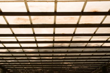 Binanın arka planının çatısı