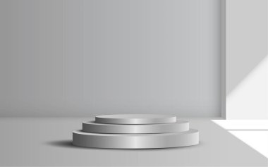 stüdyo odasında güneş ışığı ile beyaz podyum