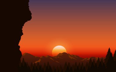  Gün batımında dağdaki orman manzarası