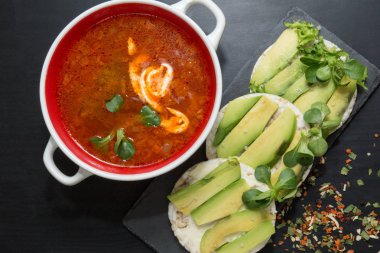 Kırmızı pancar çorbası (borsch) ve yuvarlak gevrek pirinç kraker avocad ile