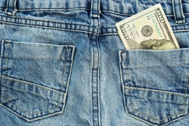 Aşınmış kot arka cebinde ABD Doları faturası