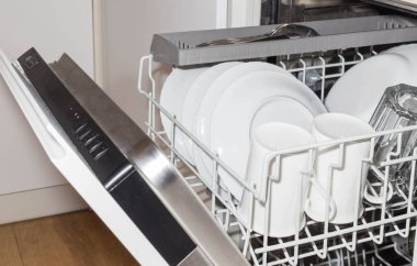 Açık bulaşık makinesi arka plan kopya alanı ile