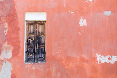 eski ahşap kapı hiçbir yere, çizikler ile eski pembe duvar arka plana karşı