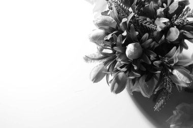 sepet içinde laleler