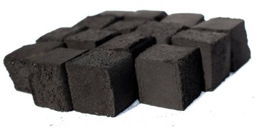 Beyaz bir arka plan üzerinde nargile için Hindistan cevizi kömürleri