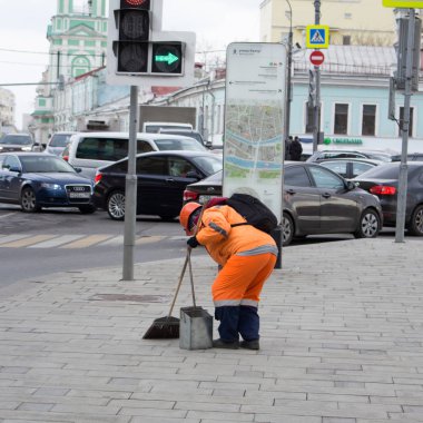 Rusya, Moskova - 6 Nisan 2019: Merkezde çöp toplama