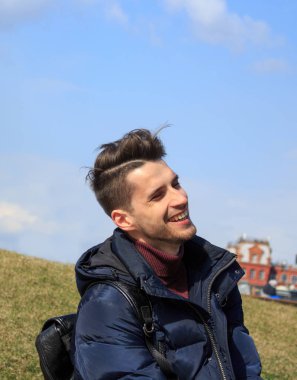 Genç bir adam bir bankta oturuyor