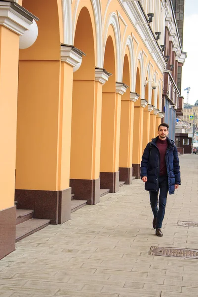 Junger Mann spaziert durch die schönen Straßen — Stockfoto