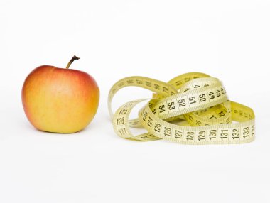 elma güzel bir vücut için sağlıklı bir yaşam tarzı kilo ve beyaz bir arka planda doğru yeme alışkanlıkları ve diyet yetiştirmek için bir spor rakam var