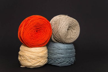 metin için siyah bir arka plan alanı üzerinde iplik ve tığ işi kanca renkli topları