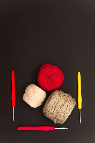 テキストのための黒い背景スペースにスレッドとかぎ針編みのフックの色付きボール — ストック写真