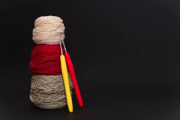 Boules Colorées Fil Crochets Sur Espace Fond Noir Pour Texte — Photo