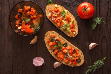 Lezzetli sandviçler ve kahvaltı salata yemek. Zeytin ve domates ve domates, salatalık, zeytin, sarımsak, soğan ve zeytin yağı üzerinden de ne kadar lezzetli salata olarak ekmek üzerinde salatalık domates.