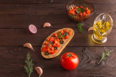 Lezzetli sandviçler ve kahvaltı salata yemek. Zeytin ve domates ve domates, salatalık, zeytin, sarımsak, soğan ve zeytin yağı üzerinden de ne kadar lezzetli salata olarak ekmek üzerinde salatalık domates.