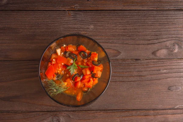 Lezzetli sandviçler ve kahvaltı salata yemek. Zeytin ve domates ve domates, salatalık, zeytin, sarımsak, soğan ve zeytin yağı üzerinden de ne kadar lezzetli salata olarak ekmek üzerinde salatalık domates.