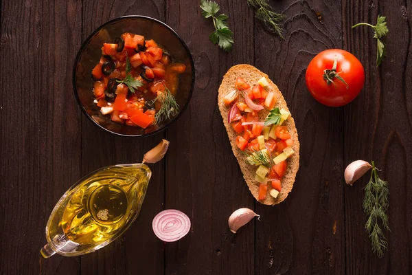 Cozinhar Deliciosos Sanduíches Saladas Pequeno Almoço Tomates Com Azeitonas Tomates — Fotografia de Stock