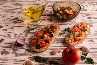 Lezzetli sandviçler ve kahvaltı salata yemek. Zeytin ve domates ve domates, salatalık, zeytin, sarımsak, soğan ve zeytin yağı üzerinden de ne kadar lezzetli salata olarak ekmek üzerinde salatalık domates.