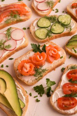 Turp, somon, salatalık, momidory, avokado ile lezzetli sandviç mayonez ile serpilir Yeşiller ile serpilir.