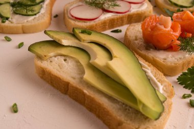 Turp, somon, salatalık, momidory, avokado ile lezzetli sandviç mayonez ile serpilir Yeşiller ile serpilir.