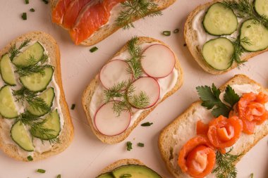 Turp, somon, salatalık, momidory, avokado ile lezzetli sandviç mayonez ile serpilir Yeşiller ile serpilir.