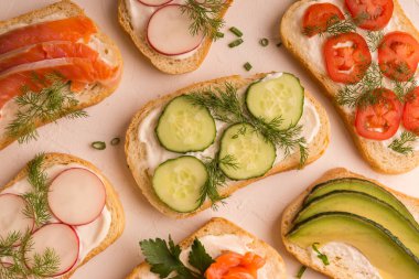 Turp, somon, salatalık, momidory, avokado ile lezzetli sandviç mayonez ile serpilir Yeşiller ile serpilir.