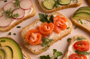 Turp, somon, salatalık, momidory, avokado ile lezzetli sandviç mayonez ile serpilir Yeşiller ile serpilir.