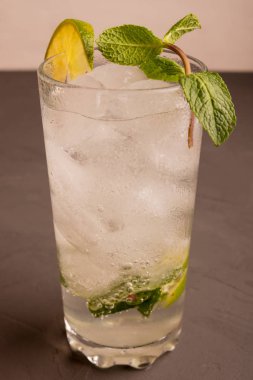 Canlandırıcı, canlandırıcı Mahito çilek, kireç, ROM ve nane yapılmış